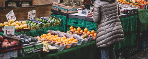 customer-buying-fruit